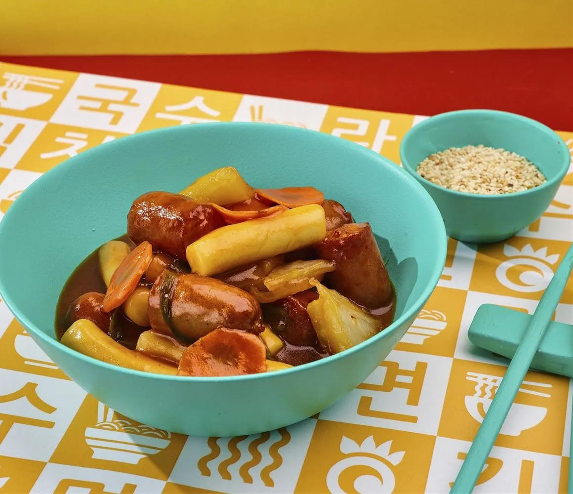 Токпокки с куриными колбасками и овощами в кисло-сладком соусе